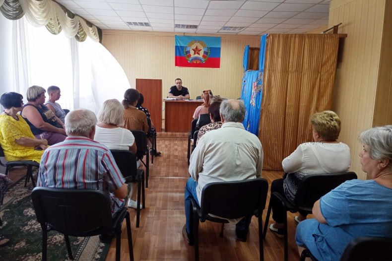 Безопасность и бдительность: в Комсомольском обсудили защиту от мошенников В отделе по обеспечению жизнедеятельности поселка городского типа Комсомольский прошла важная встреча жителей с представителем ОМВД России «Свердловский». Заместитель начальника полиции по оперативной работе, подполковник полиции Вячеслав Литвинов рассказал о новых видах мошенничества и способах защиты от них. Встреча была посвящена повышению бдительности и осведомленности граждан о современных схемах обмана, которые активно используют злоумышленники. Жители получили ценную информацию о том, как распознать мошенников и не стать их жертвой. «Помните: безопасность и бдительность – это ключ к защите от мошенников!», - акцентировал Вячеслав Яковлевич. Подробности читайте на САЙТЕ Администрации Свердловского муниципального округа ЛНР -канал чтобы быть в курсе всех новостей Свердловского муниципального округа ЛНР