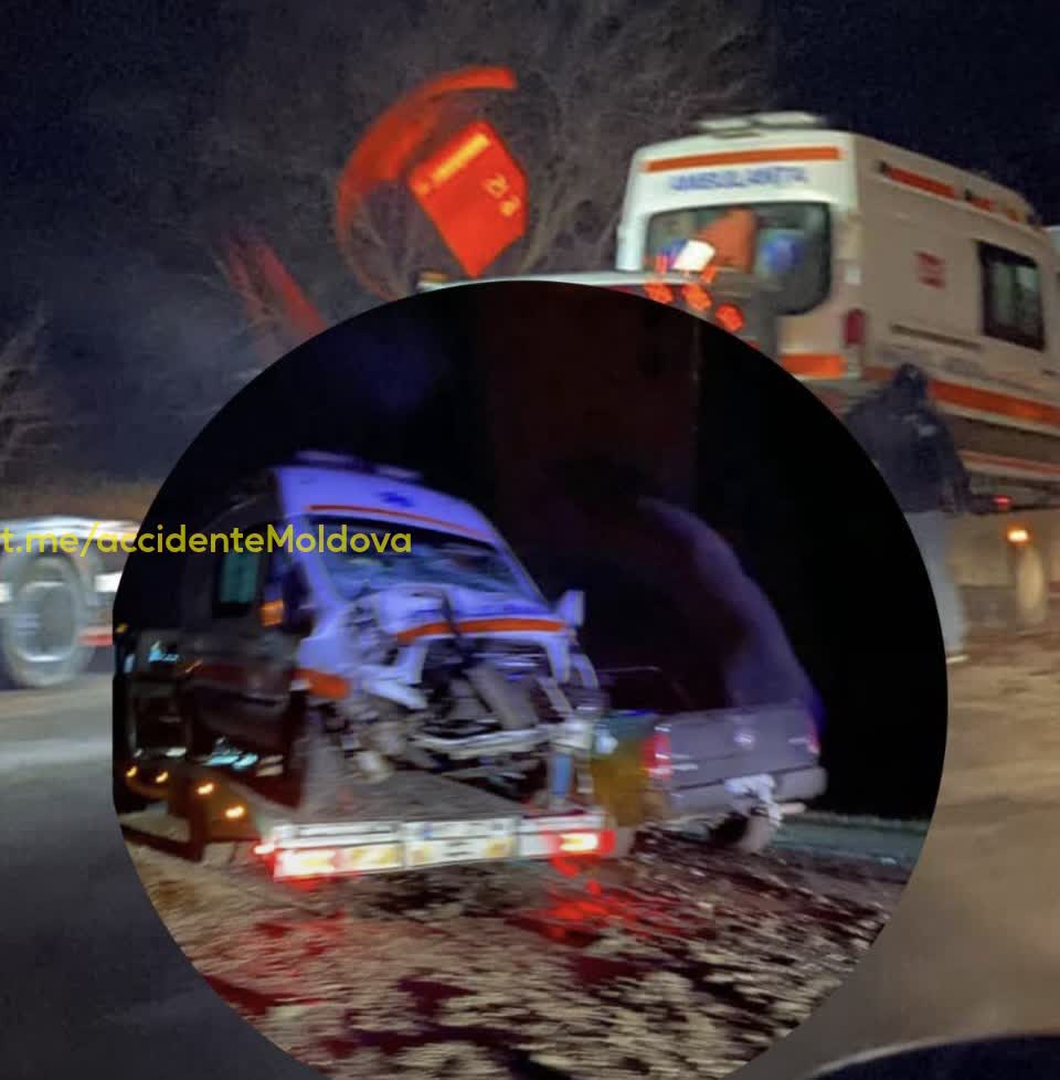 Серьёзная авария с участием скорой помощи в Кагуле Водитель скрылся 8 декабря утром на въезде в населённый пункт Московей произошло лобовое столкновение скорой помощи с автомобилем Dodge Ram Члены медицинской бригады получили травмы сообщила Кристина Чобану пресс офицер полиции Кагула Водитель Dodge скрылся с места происшествия полиция его разыскивает По факту ДТП начато уголовное производство Подписаться
