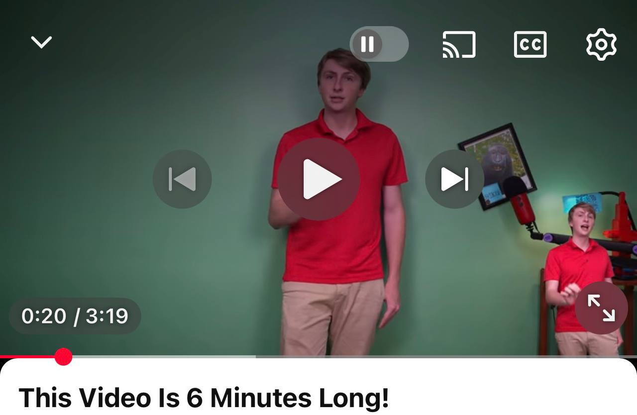 Блогер выложил на YouTube трёхминутное видео которое длится ШЕСТЬ всё дело в аудиодорожках Ролик хронометражем 03 19 имеет две аудиодорожки Вторая является логическим продолжением первой Чтобы посмотреть видео целиком зрителю нужно переключиться на неё вручную и посмотреть ролик заново На экране одновременно находятся два изображения блогера Один говорит на английской дорожке второй при смене на другую клингонскую На самом деле в обоих вариантах звук идёт на английском Такая схема позволяет крутануть статистику YouTube засчитывает один просмотр за два В следующем видео походу будет 100 аудиодорожек