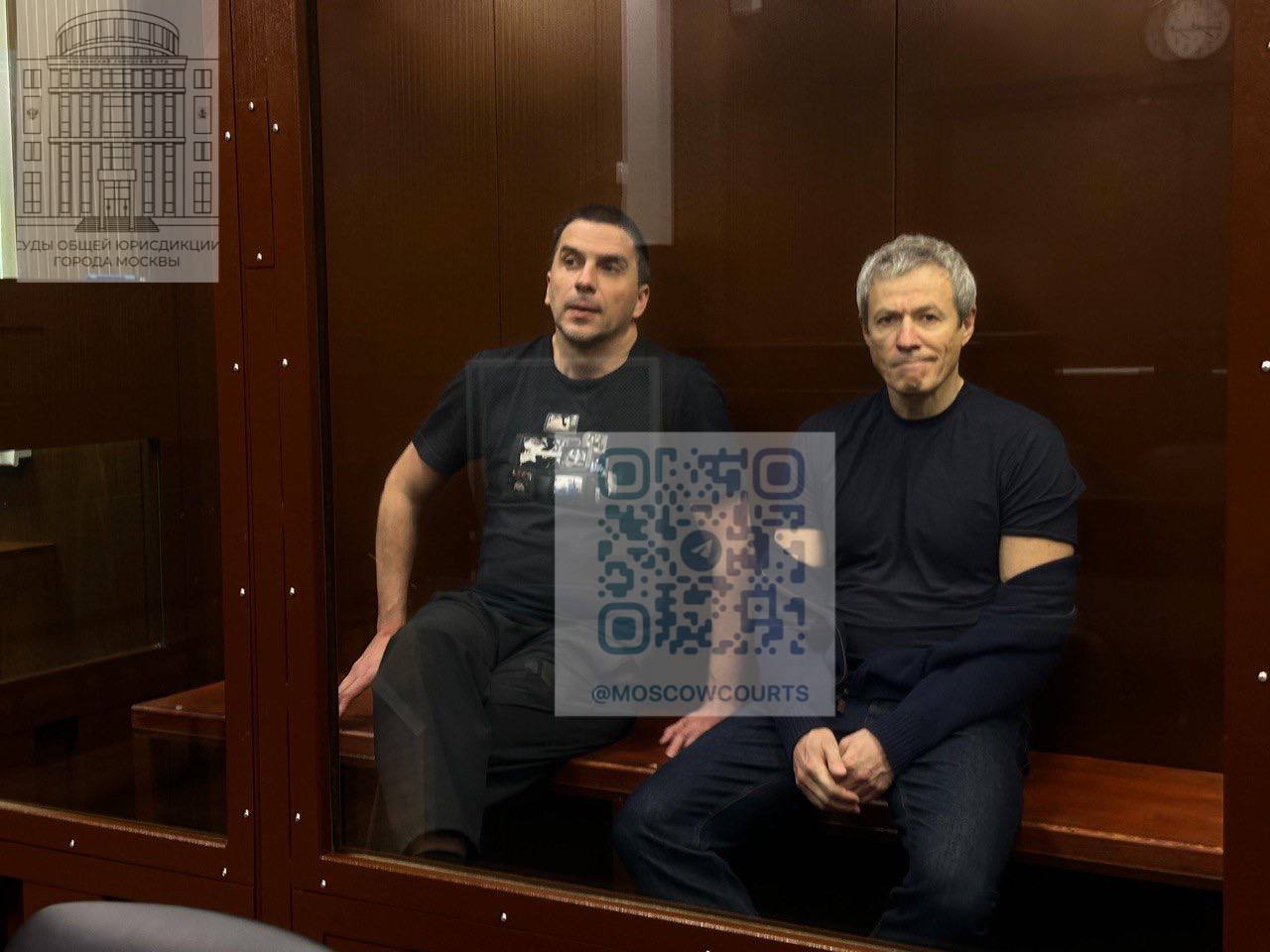 Основатель и экс директор Русагро отрицают обвинения в легализации на 86 млрд и взятку тамбовскому вице губернатору Следственные органы завершили расследование уголовного дела в отношении основателя холдинга Русагро Вадима Мошковича и бывшего гендиректора Максима Басова Изначально обвинения касались злоупотребления полномочиями и крупного мошенничества однако в окончательном варианте добавлены статьи о легализации денежных средств и преднамеренном банкротстве Об этом сообщают Ведомости со ссылкой на источники близкие к следствию Обвинение оценивает ущерб и легализованный доход в 86 млрд рублей включая хищение у холдинга Солнечные продукты и требования кредиторов Согласно версии следствия фигуранты приобрели акции компании по символической цене а затем инициировали ее банкротство чтобы присвоить активы В дальнейшем они по версии следствия легализовали имущество через торги группы Русагро на сумму более 28 млрд рублей Гражданские иски предъявлены как к Мошковичу так и к Басову Они уже почти год находятся под стражей и полностью отрицают свою вину во вменяемых им преступлениях Официальные представители сторон пока воздерживаются от комментариев В ближайшие месяцы обвиняемым предстоит ознакомиться с материалами дела после чего оно будет передано в суд Также известно что в 2025 году против Мошковича было возбуждено дополнительное дело о даче взятки По версии следствия в 2019 году бизнесмен передал охотничий карабин бывшему вице губернатору Тамбовской области Сергею Иванову в обмен на содействие бизнесу Бывший чиновник тоже находится под следствием Подписывайся на Площадь