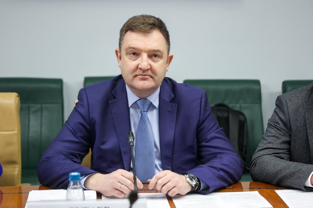 Александр Бугаев принял участие в совещании по модернизации инфраструктуры детского отдыха и оздоровления в 2026 году Первый заместитель Министра просвещения РФ Александр Бугаев принял участие в совещании с победителями конкурсного отбора шестого этапа федеральной программы по модернизации инфраструктуры детского отдыха и оздоровления которое прошло в Совете Федерации 12 февраля Программа реализуется Советом Федерации по поручению Председателя СФ Валентины Матвиенко совместно с Министерством просвещения РФ