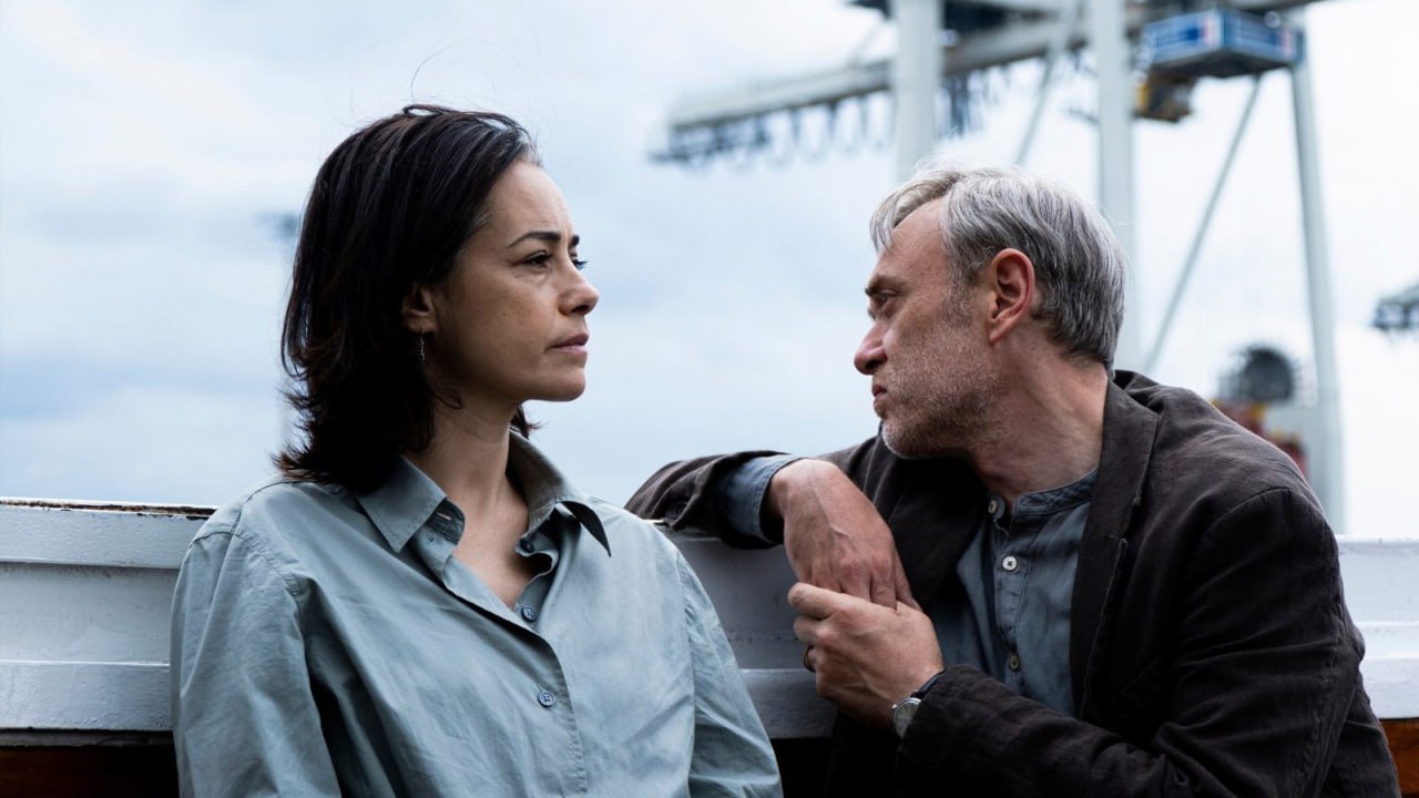 Жёлтые письма получили Золотого медведя объявлены победители 76 й Берлинале 76 й Берлинский кинофестиваль проходил с 12 по 22 февраля Жюри под председательством Вима Вендерса присудило главный приз смотра турецкой драме режиссёра Илькера Чатака Основные лауреаты Золотой медведь Жёлтые письма реж Илькер Чатак Гран при жюри Спасение реж Эмин Альпер Серебряный медведь за лучшую режиссуру Грант Ги Всем нравится Билл Эванс Серебряный медведь за лучшую главную роль Сандра Хюллер Роза Серебряный медведь за лучшую второстепенную роль Анна Калдер Маршалл и Том Кортни Королева в море Приз жюри Королева в море реж Лэнс Хаммер Приз за лучший сценарий Нина Роза Женевьев Дюлюд Десель Приз за художественный вклад Анна Фитч и Банкер Уайт Yo Любовь это мятежная птица С полным списком победителей можно ознакомиться на нашем сайте Дневники Берлинале 2026 Мишель Йео Шон Бэйкер и другие хорошие люди Berlinale Следуй за КИНОТВ