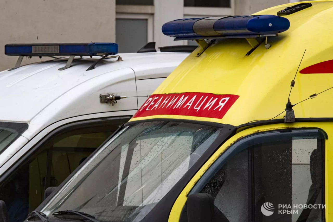 Раненные при ударе по больнице в Алешках находятся в тяжелом состоянии Об этом РИА Новости Крым сообщил уполномоченный по правам человека в Херсонской области Сергей Георгиев Сегодня украинские вооруженные формирования обстреляли больницу в Алешках Херсонской области В результате погибли три сотрудника медучреждения еще двое пострадали Двое пострадавших получили ранения один из них находится в тяжелом состоянии другой в состоянии средней степени тяжести Им оказывается вся необходимая помощь сказал омбудсмен региона По словам Георгиева пациенты больницы не пострадали При этом повреждения получил хозяйственный блок медучреждения однако оно не прекращает свою работу Омбудсмен напомнил что это не первый случай когда районная больница в Алешках подвергалась ударам из различных видов оружия со стороны ВСУ В ближайшее время будет дана оценка разрушения Сегодня переговорил с представителем Минздрава готов включиться в оказание помощи не только пострадавшим но и больнице потому что задет хозблок Надо чтобы он функционировал в условиях фронтового учреждения добавил Георгиев 7 8 9 0 Подписаться на РИА Новости Крым в Telegram MAX VK