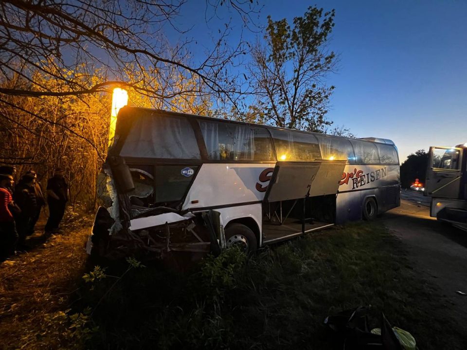 В Крыму будут судить водителя автобуса за смертельное ДТП Вторник, 29 июля. «Крым 24».В Красногвардейском районе перед судом предстанет водитель автобуса, которого обвиняют в ДТП со смертельным исходом. Об этом сообщили в пресс-службе прокуратуры Республики Крым. Фото: прокуратура Крыма Авария произошла 13 мая 2025 года в Красногвардейском районе. Водитель рейсового автобуса Neoplan, который ехал по маршруту «Луганск – Севастополь»,В выехал на встречную полосу и там столкнулся с грузовым фургоном. «В результате ДТП водитель фургона скончался в местной больнице. Никто из 16 пассажиров автобуса не пострадал», – сказано в сообщении ведомства. Обвиняемый полностью признал свою вину. Уголовное дело против него направили в Красногвардейский районный суд. Ранее сообщалось... Подробнее>>>