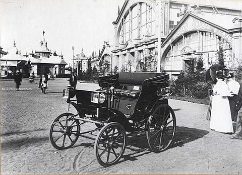 ретропарадная Первый русский автомобиль Яковлева и Фрезе Петроград 1896 год Это была двухместная заднемоторная коляска с одноцилиндровым четырёхтактным двигателем мощностью 1 5 лошадиной силы В этом же году впервые ввели налог на автомобили 15 рублей в год История вновь показала свою цикличность Прямо сейчас одна из самых обсуждаемых тем в России повышение утильсбора на машины правда иностранные Подпишись на Открытую Парадную