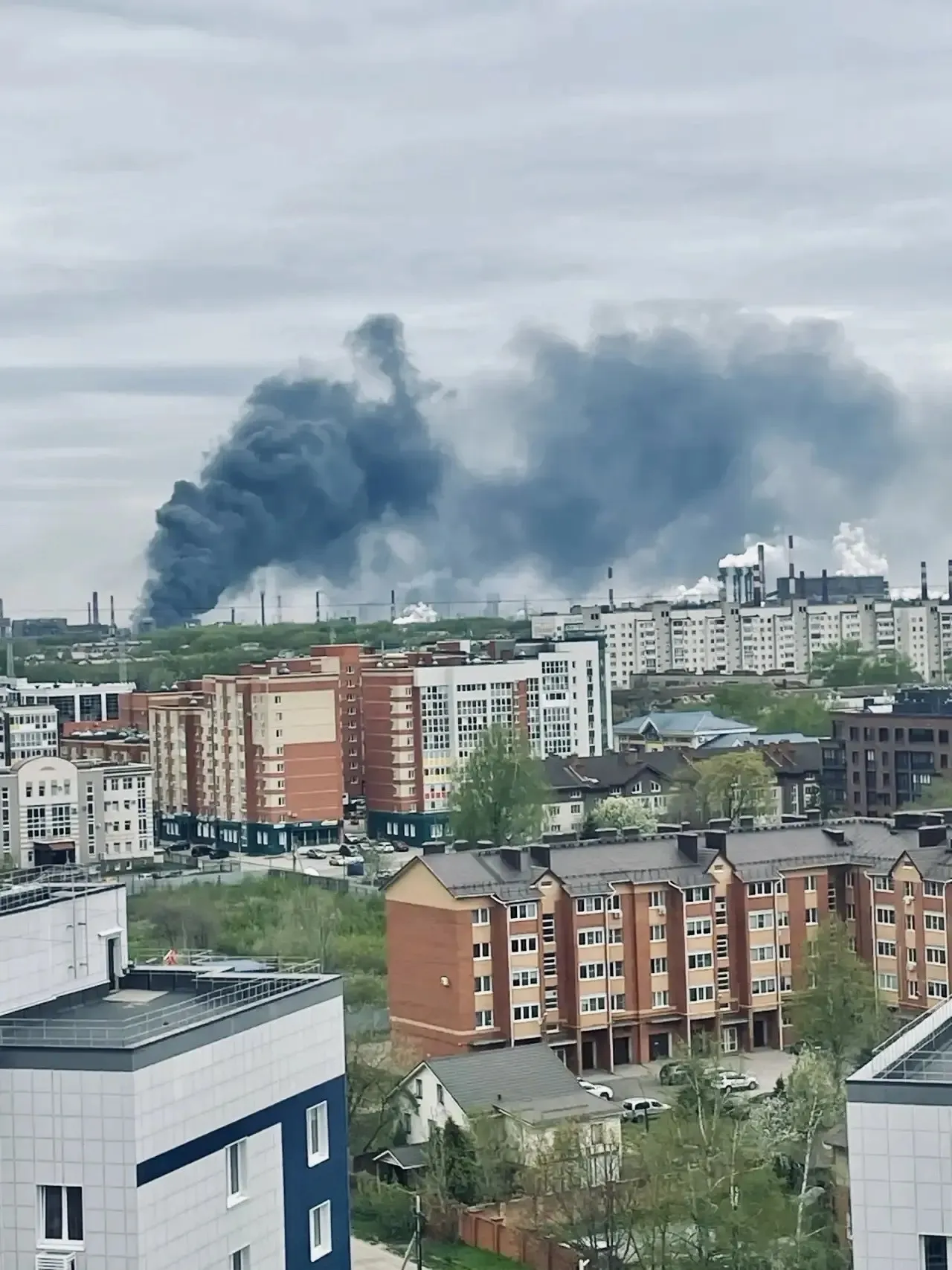 По предварительной информации случилось возгорание трубчатой печи на коксохимическом производстве в цехе переработки химпродуктов Глава города Андрей Накрошаев успокоил горожан что по информации предприятия горят бочки с бензолом и маслом Площадь пожара 100 квадратных метров сообщили в Центре по защите населения и территорий от ЧС Ветер сегодня южный весь дым уносит в сторону от города В Череповце задымления нет