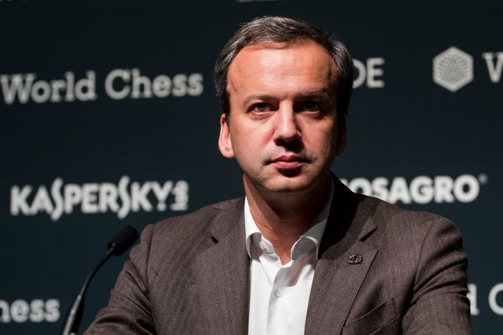 Дворкович ответил Карлсену на призыв уйти с поста главы FIDE  Президент Международной федерации шахмат  FIDE  Аркадий Дворкович не видит оснований для своей отставки, к которой призывал 16-й чемпион мира Магнус Карлсен. Об этом он заявил «Матч ТВ».  «Оснований для отставки, несмотря на призыв Магнуса, я не вижу. Я всегда был честен перед игроками и всегда держал свое слово. Мне кажется, он просто неправильно интерпретирует некоторые дискуссии, которые были. Думаю, что в прямом разговоре, когда он состоится, все проблемы разрешатся», — сказал Дворкович.  Ранее Карлсен в соцсети X обвинил FIDE в угрозах отстранения шахматистов от чемпионатов мира за участие в Freestyle Chess Tour, соорганизатором которого он является. Конфликт возник из-за разногласий по поводу признания статуса FIDE как единственного регулятора чемпионатов мира по шахматам и ее полномочий по присуждению звания чемпиона мира. Карлсен призвал Дворковича уйти в отставку.   Getty Images   -канал «РБК Спорт»