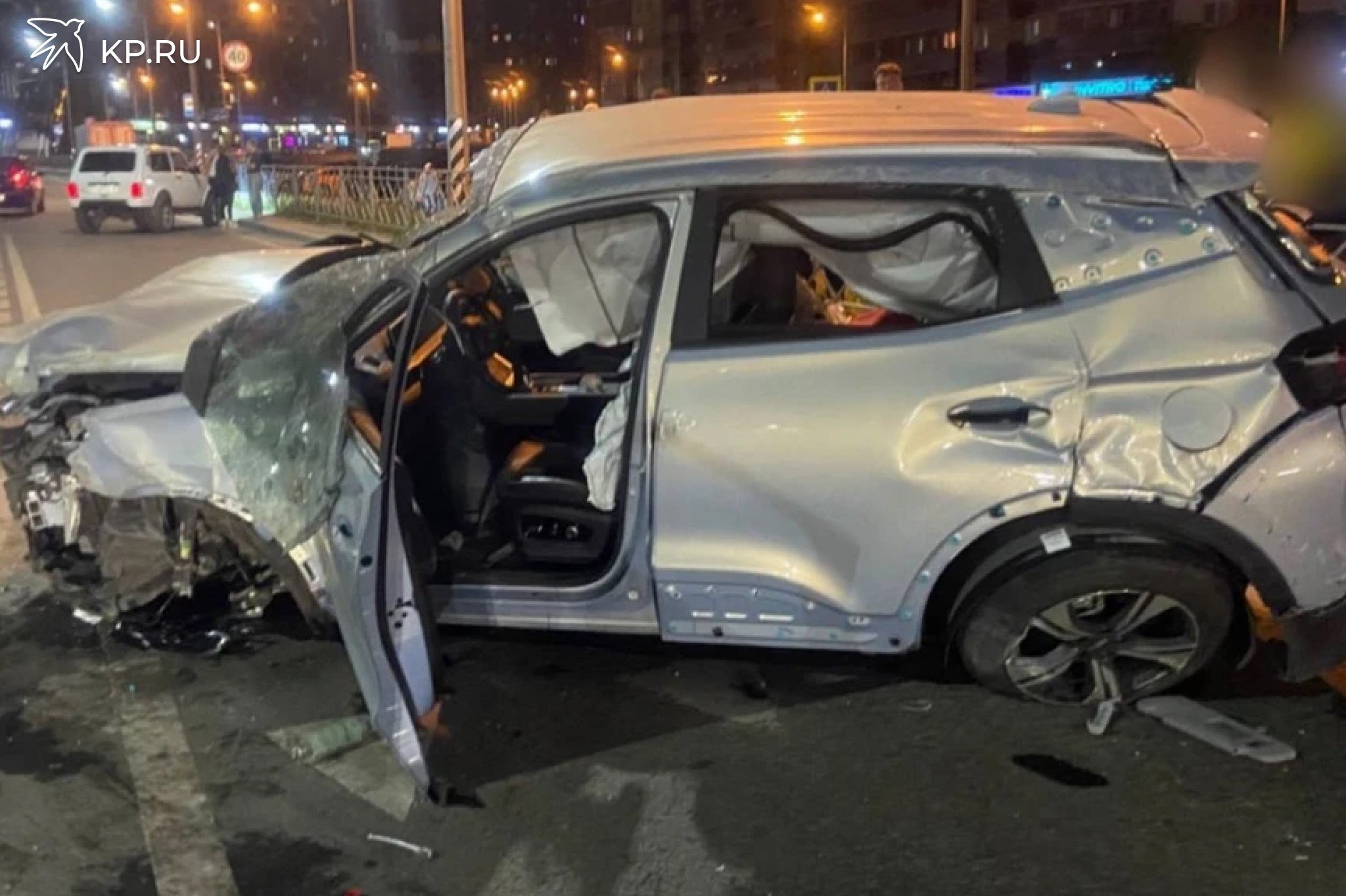 В Воронеже перевернулась иномарка, двух мужчин увезли на «скорой» По предварительным данным, вчера, 4 мая, около дома № 107б/3 по улице Шишкова в Воронеже произошла авария. Об этом сообщает пресс-служба региональной полиции. Примерно в 22:00 35-летний водитель «Черри Тигго 4» ехал со стороны бульвара Победы в направлении улицы Хользунова. В какой-то момент он не справился с управлением, и машина перевернулась. В результате ДТП водитель иномарки и его 25-летний пассажир получили травмы различной степени тяжести. Их на «скорой» увезли в больницу.