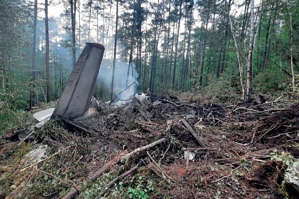 СКР Ан 24 разбился в Амурской области из за того что летел на 500 м ниже необходимого Самолет Ан 24 авиакомпании Ангара в катастрофе которого 24 июля 2025 года в Амурской области погибло 48 человек перед инцидентом был в технически исправном состоянии заявил руководитель отдела криминалистики Восточного межрегионального СУ на транспорте СКР Станислав Асташенко Об этом пишет Интерфакс Самолет во время полета находился в технически исправном состоянии погодные условия позволяли безопасно осуществить посадку Приоритетной версией является ошибка экипажа при определении высоты из за неверной установки давления на барометрическом высотометре что повлекло путаницу Экипаж ориентировался на то самолет находится на высоте над уровнем взлетно посадочной полосы аэродрома а на самом деле данные показывали высоту над уровнем моря самолет летел более чем на 500м ниже чем было необходимо для безопасной посадки сказал Асташенко aviaru net n291418