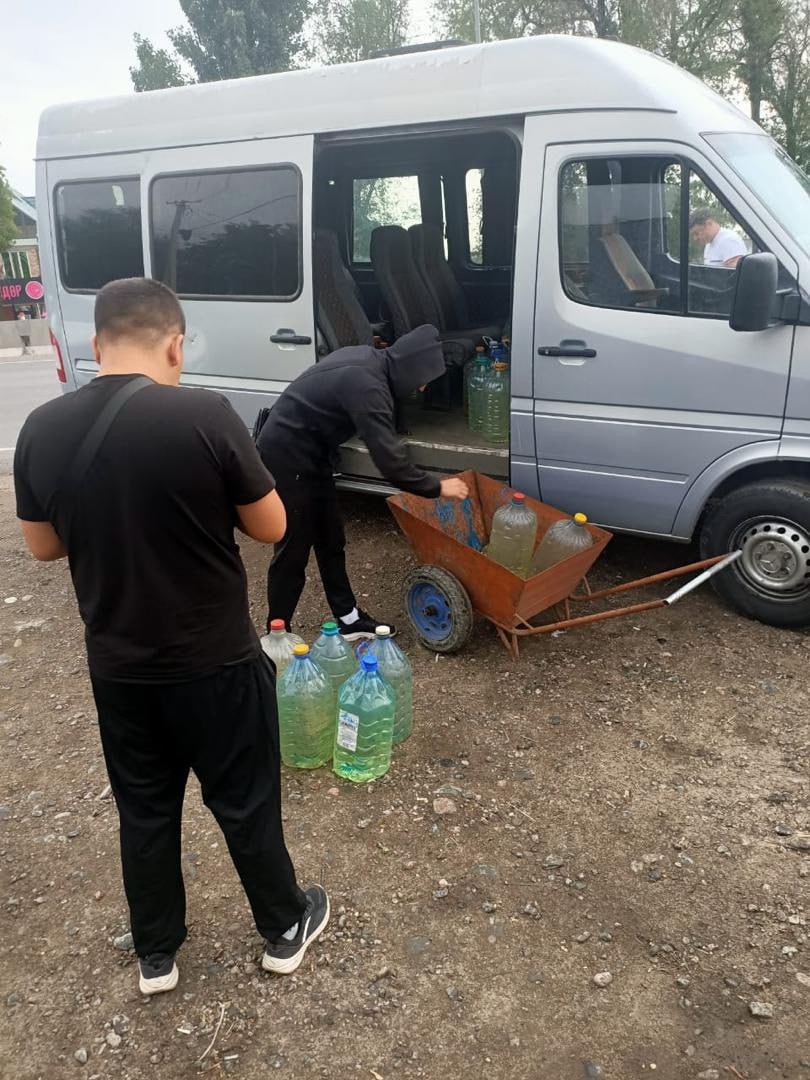 За двое суток изъято более 12 тонн бензина на незаконных точках продаж в Бишкеке Профилактическое мероприятие по предупреждению незаконной продажи ГСМ на стихийных точках прошло в минувшие выходные. В ГУВД отчитались, что за двое суток в столице изъято более 12 тонн бензина, которые продавали на обочинах дорог и в прочих местах, не предназначенных для реализации ГСМ. В ведомстве добавили, что с начала 2025 года составлено 195 протоколов за размещение объектов на разделительной полосе дорог без согласования. Речь идет о торговых точках, пунктах питания, сервисах, рекламных щитах и вывесках, что запрещено статьей Кодекса о правонарушениях. Общая сумма наложенных штрафов составила 585 тысяч сомов.