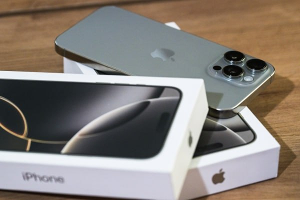 Совфед одобрил закон для установки RuStore на гаджеты Apple  Он вступит в силу 1 сентября.  С этой даты будет запрещено навязывать ограничения, препятствующие использованию этого сервиса и российских приложений.  Как пояснили авторы инициативы, RuStore уже доступен на Android-устройствах. При этом некоторые производители, например, Apple, через лицензионные соглашения блокируют установку приложений из сторонних источников и ограничивают их функционал.  В случае, если гаджет, купленный в России официально, будет ограничивать работу приложений, установленных через RuStore, это будет рассматриваться как товар с недостатком, что даст потребителям право на возврат, замену или ремонт.    Подпишись на «Говорит Москва»