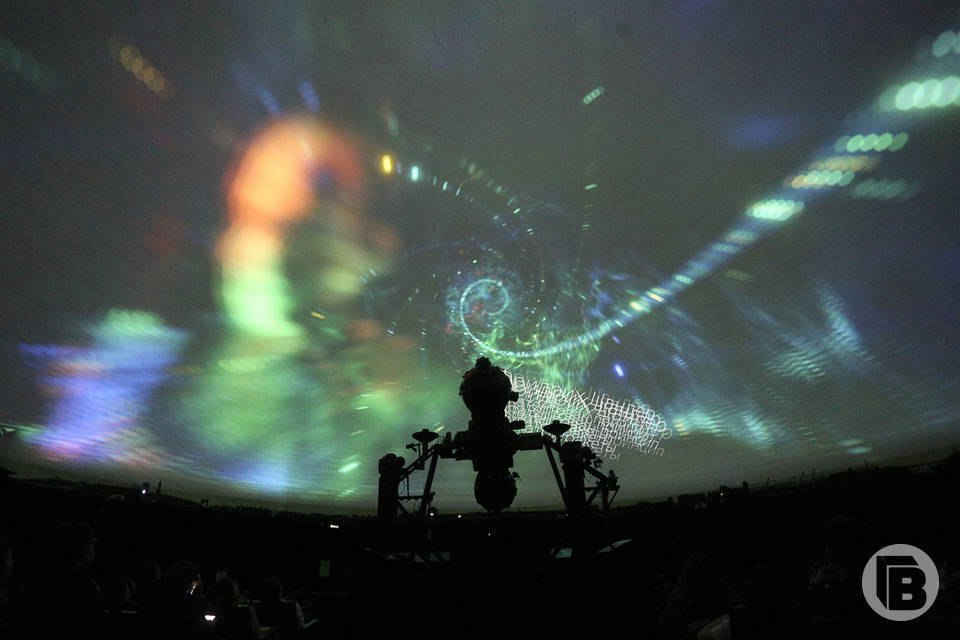 Волгоградцы могут увидеть в небе Вифлеемскую звезду В канун Рождества жители Волгоградской области смогут увидеть необычное астрономическое явление В ночь с 6 на 7 января пройдет парад планет Явлению уже дали красивое название Вифлеемская звезда В одну визуальную линию на небе выстроятся сразу три объекта Марс Венера и Солнце С земли будет казаться что планеты расположены совсем рядом Подобное сближение случится следующий раз в июне 2267 года