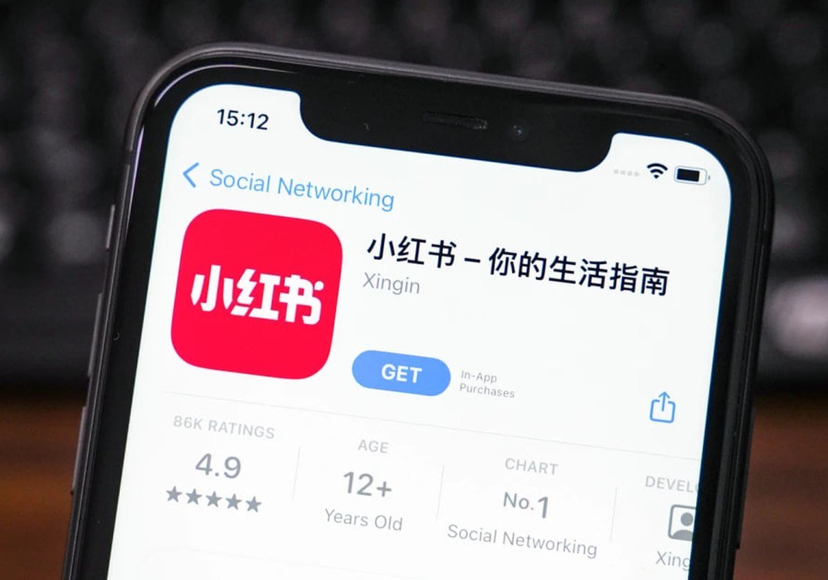 Американские "беженцы TikTok" перебрались в RedNote  Xiaohongshu   На фоне растущих опасений по поводу возможного запрета TikTok в США китайское приложение RedNote  международная версия Xiaohongshu    резко набрало популярность, заняв 1 место в рейтинге бесплатных загрузок Apple App Store.   В RedNote зарегистрировалась большая группа пользователей TikTok из США, называющих себя TikTokRefugees  "беженцы TikTok" . Многие опубликовали видео, где поделились причинами присоединения к платформе.  Теперь многие авторы TikTok в США продвигают RedNote среди своих подписчиков.  Байки лаовая. Китай. Новости