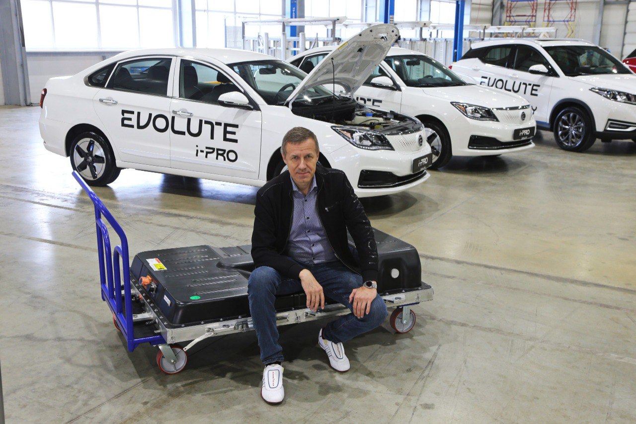 Прощай Evolute i PRO Компания Моторинвест убирает электрический седан Evolute i PRO из своей гаммы Ставку теперь будут делать на i Jet и обновленный гибрид i Space кузов которого начинают сваривать и окрашивать на заводе в Липецкой области Это было ожидаемо i PRO уже исчез из дилерских салонов новые партии машин не собирали Так что Минпромторг понапрасну внес i Pro в список допущенных к использованию в такси придется вносить коррективы Из официального сообщения Мы благодарим всех клиентов за выбор этой модели Завершение производства не повлияет на гарантийные и сервисные обязательства компании Компания также обеспечит бесперебойные поставки запасных частей и доступность сервиса на базе СТО дилерских предприятий а также сервисных партнеров бренда и после окончания гарантийного времени В настоящее время мы активно работаем над обновлением модельной линейки EVOLUTE и в ближайшее время представим новые более современные и технологичные электромобили сохранившие нашу приверженность доступности для массового потребителя Ближайшей новой моделью бренда станет абсолютно новый EVOLUTE i JOY в набирающем популярность в стране кузове кроссовер