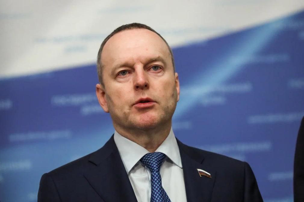 Единая Россия защитит граждан от действий недобросовестных кредиторов Депутаты Госдумы поддержат во втором чтении законопроект об обязанности банков и микрофинансовых организаций представлять в Федеральную службу судебных приставов ФССП отчет о своей деятельности по взысканию просроченной задолженности по кредитам и займам физических лиц Как отметил первый зампредседателя комитета Госдумы по финансовому рынку Константин Бахарев сегодня делается еще один шаг для повышения эффективности государственного контроля за взыскателями Сейчас такие отчеты в ФССП направляют только профессиональные коллекторские организации По статистике ФССП за прошлый год половина всех жалоб граждан на взыскателей приходится на микрофинансовые организации Около 30 на банки и менее 20 на профессиональных коллекторов Эти цифры свидетельствуют о том что именно микрофинансовые организации и банки чаще всего допускают нарушения при возврате просроченной задолженности граждан рассказал парламентарий Предлагаемые изменения подчеркнул Бахарев позволят снизить количество нарушений и защитить граждан от недобросовестного взыскателя Как напомнил парламентарий в восьмом созыве Единая Россия уже инициировала ряд решений для усиления государственного контроля за банками и микрофинансовыми организациями Это позволило сократить количество нарушений изменился их характер В большинстве случаев речь идет не об угрозах жизни здоровью или имуществу граждан а о нарушениях при взаимодействии с ними посредством телефонной связи ненормативная частота звонков звонки в неурочное время звонки третьим лицам обратил внимание Бахараев В прошлом году Госдума приняла закон который впервые обязывает операторов мобильной связи предоставлять Федеральной службе судебных приставов информацию по жалобам граждан Это позволяет более оперативно на них реагировать и привлекать виновных к ответственности заключил Бахарев ergosdumaofficial