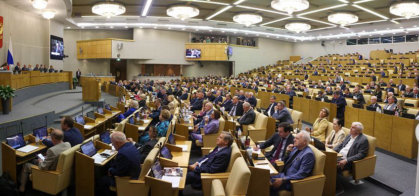 Закон защищающий права пользователей цифровых подписок принят Госдумой единогласно Депутаты Государственной Думы на пленарном заседании приняли во втором и третьем чтениях изменения в статью 161 Закона Российской Федерации О защите прав потребителей направленные на защиту прав пользователей цифровых подписок Теперь на сервисы предоставляющие подписки возлагается обязанность принять от пользователя отказ на использование ранее предоставленных реквизитов банковского счета Сделать это можно будет в том числе в электронной форме написал в своем канале в МАХ Председатель ГД Вячеслав Володин В таком случае продление платной услуги попадет под запрет добавил он Принятый закон позволит уберечь граждан от автоматического списания их средств без согласия подчеркнул Володин Он напомнил что ранее в комментариях к его посту многие обращали внимание на то что сталкиваются с автоматическим списанием средств с банковских карт за продление подписок зачастую без уведомлений об этом а также испытывают сложности с отменой услуги Отмечали что при разбирательствах компании ссылались на отсутствие регулирования в данной сфере написал Председатель ГД ergosdumaofficial