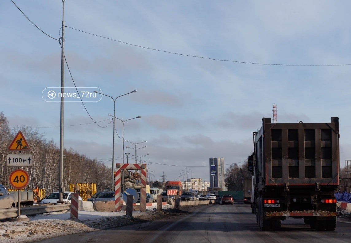 На Московском тракте полным ходом идет строительство новой развязки.  В районе улицы Сергея Джанбровского уже «растёт» первая опора будущего путепровода. Подрядной организации предстоит сделать также два съезда, соединить развязку с улицей Уездной, организовать сеть пешеходных и велодорожек.   Помимо самой развязки будут возведены два надземных пешеходных перехода, которые свяжут четыре автобусные остановки.    Напомним, что проезд по улице Сергея Джанбровского в Слободе перекрыли почти на год с середины января.