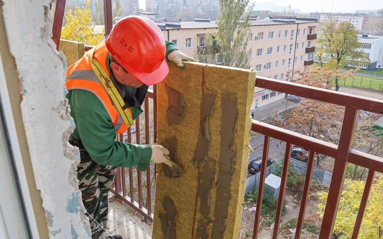 В России утвердили закон об освобождении от взносов на капремонт Если раньше от взносов на капремонт автоматически освобождались только собственники квартир в домах под реновацией то теперь эта льгота распространяется и на владельцев нежилых помещений магазинов офисов аптек и других коммерческих объектов Согласно новым поправкам они перестанут платить взносы с момента включения дома в программу реновации а уже внесенные средства будут направлены на реализацию самой программы kvadratnymaster Фото РИА Новости