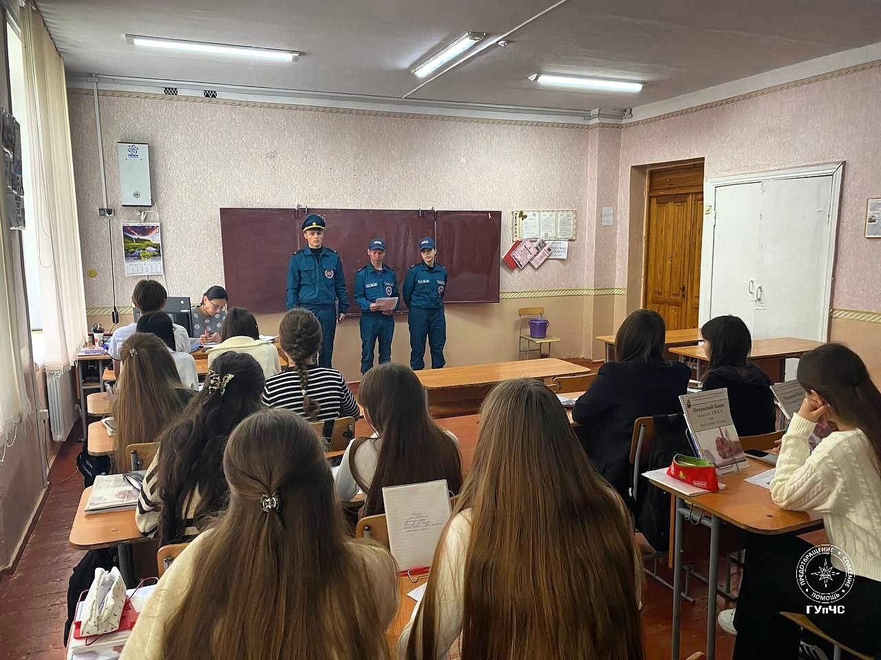 Перед началом купального сезона в школах Приднестровья сотрудники ГУпЧС проводят уроки безопасности с учениками с пятого по девятый класс Школьникам из Слободзейского района рассказали о правилах поведения на воде: Как безопасно отдохнуть на воде. Что нельзя подходить к воде без взрослых. Купаться только оборудованных пляжах, и не заплывать за буйки. Пресс-служба ГУпЧС МВД ПМР