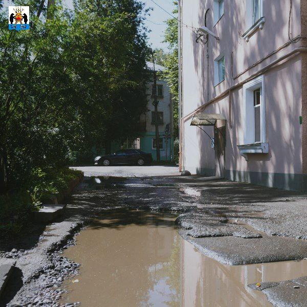 В Великом Новгороде приступили к ремонту еще одного двора  На территории многоквартирного дома 52/9 по улице Большая Московская начались работы по благоустройству дворовой территории.  Подрядная организация ООО «Новгородская ПМК» выполнит следующие работы до конца августа: ремонт асфальтового покрытия проезжей части придомовой территории; регулировка колодцев; устройство бордюрного камня.