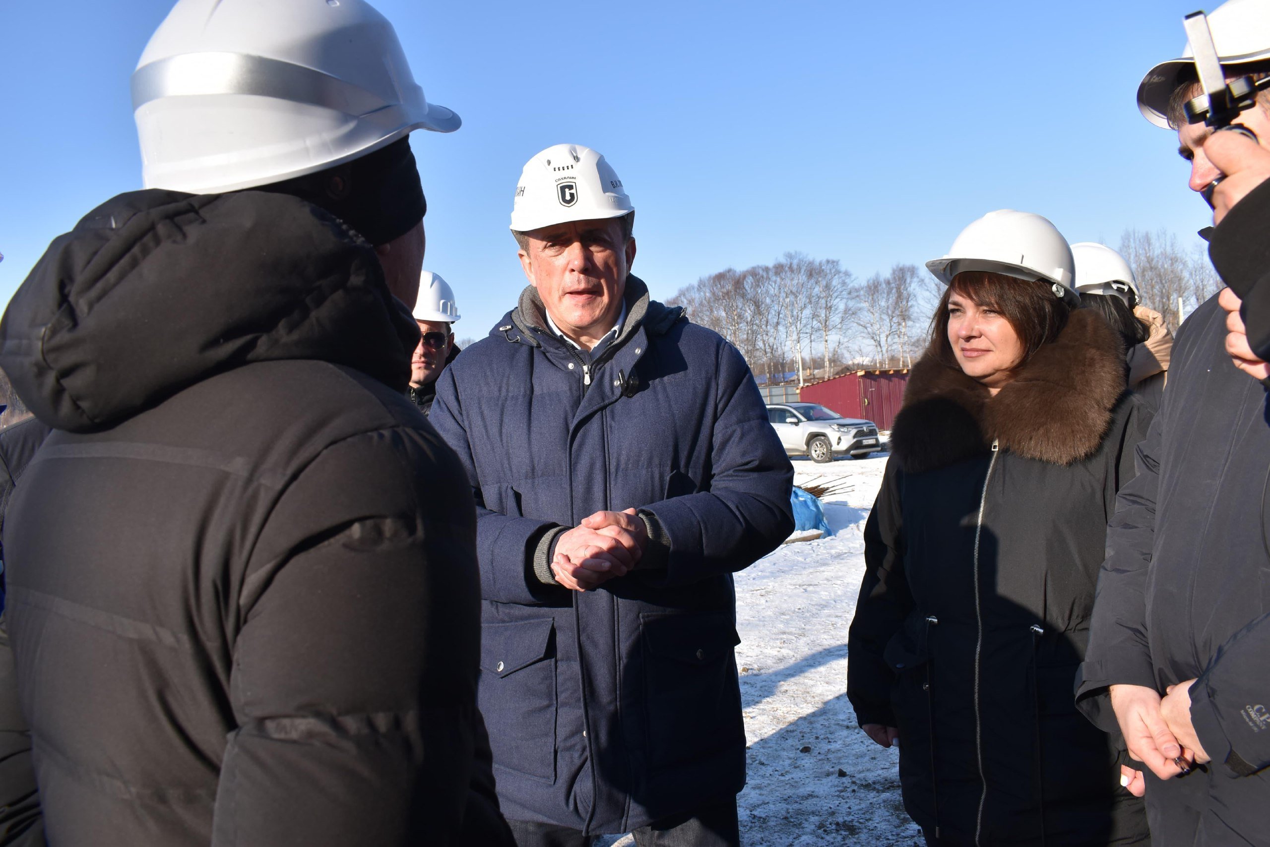 Валерий Лимаренко проинспектировал ход строительства базы для занятия зимними видами спорта и мотокросса.  Работы по строительству начались в апреле 2024 года. На данный момент выполнены работы по устройству фундаментной плиты под основное здание, ведутся работы по вязке арматуры стен цокольного этажа с установкой опалубки.  На сегодня отставание от графика производства работ составляет 90 дней. Сдать объект должны в ноябре 2025 года.  Подрядчик пообещал нарастить темпы строительства , чтобы сдать объект в срок.