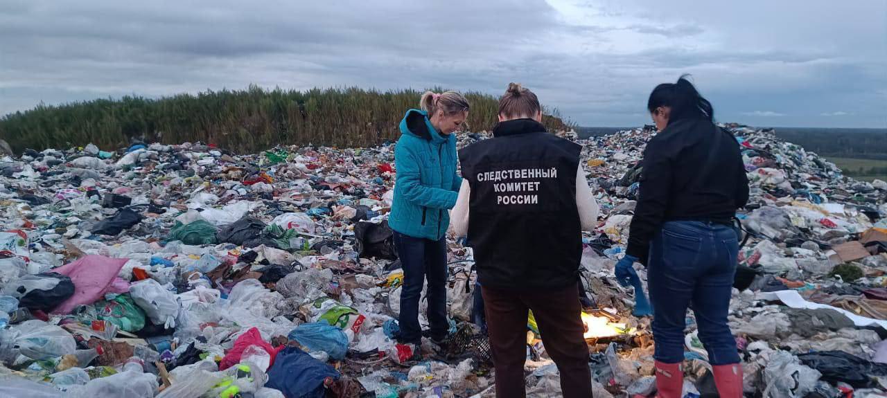 Труп новорожденного был найден в мусоре привезенном из Мурино на полигон в деревне Лепсари Водитель мусоровоза обнаружил тело при выгрузке отходов На месте работает следственно оперативная группа тело отправлено в морг для выяснения обстоятельств смерти Возбуждено уголовное дело за убийство матерью Подписаться Прислать новость