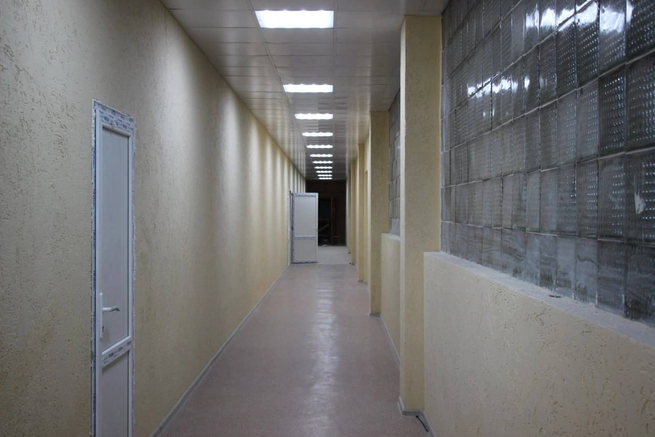 Идет ремонт Дворца спорта в Керчи Продолжаются работы по капитальному ремонту Дворца спорта «Судостроитель» В обновлении объекта задействовано несколько подрядных организаций, каждая из которых выполняет свой участок работ. На сегодняшний день уже выполнено: -капитальный ремонт кровли -ремонт кровли над козырьками -ремонт входной группы -замена дверей и окон при входе и в спортзале -ремонт 3 санитарных узлов, 4 раздевалок, 3 душевых -отремонтированы колонны в спортивном зале Строители заканчивают ремонт холла, продолжают работы по ремонту потолка в большом спортивном зале, после чего приступят к капремонту пола. Финансирование капитального ремонта Дворца спорта осуществляется по решению Главы Республики Крым Сергея Аксенова, за счет средств, полученных от национализации имущества граждан Украины. "Завершающим этапом станет обновление фасада",- сообщили в администрации.