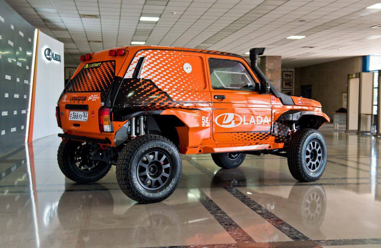 Новую Ниву для РАЛЛИ представил АвтоВАЗ. Внедорожник Lada Niva Sport Turbo примет участие в предстоящем ралли-марафоне «Шелковый путь»: он доедет из Иркутска до Горно-Алтайска. «Под капотом установлен турбированный 1,6-литровый двигатель мощностью 280 л.с. и 340 Нм крутящего момента, разработанный на базе силового агрегата LADA Vesta 1.6T класса «Супер-Продакшн». Трансмиссия представлена новой 6-ступенчатой секвентальной коробкой передач с блокируемым межосевым дифференциалом. Независимая подвеска на обеих осях с двойными амортизаторами, увеличенная колесная база размером 2550 мм, расширенная до 1680 мм колея и повышенный клиренс до 350 мм. Тормозная система с четырьмя поршнями и дисками диаметром 302 мм» Мужики, новый стимул работать.