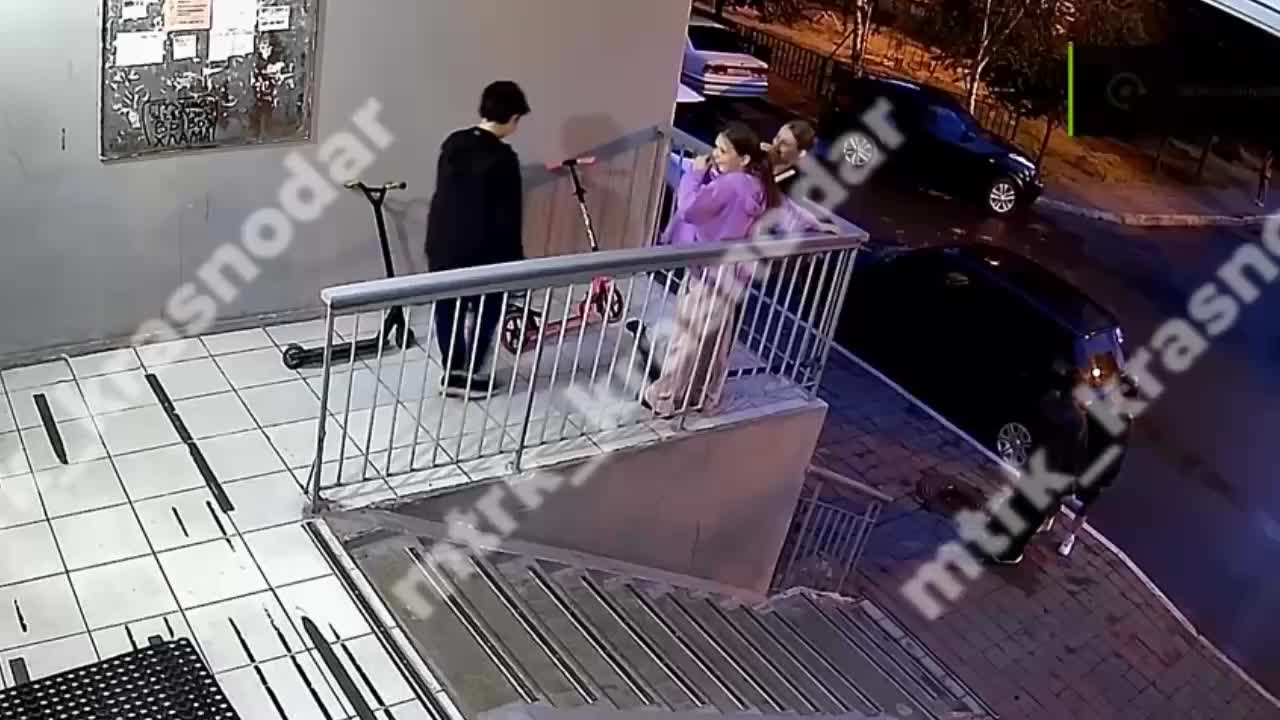 Мужчина с ножом и палкой вызывает беспокойство у жителей Краснодара