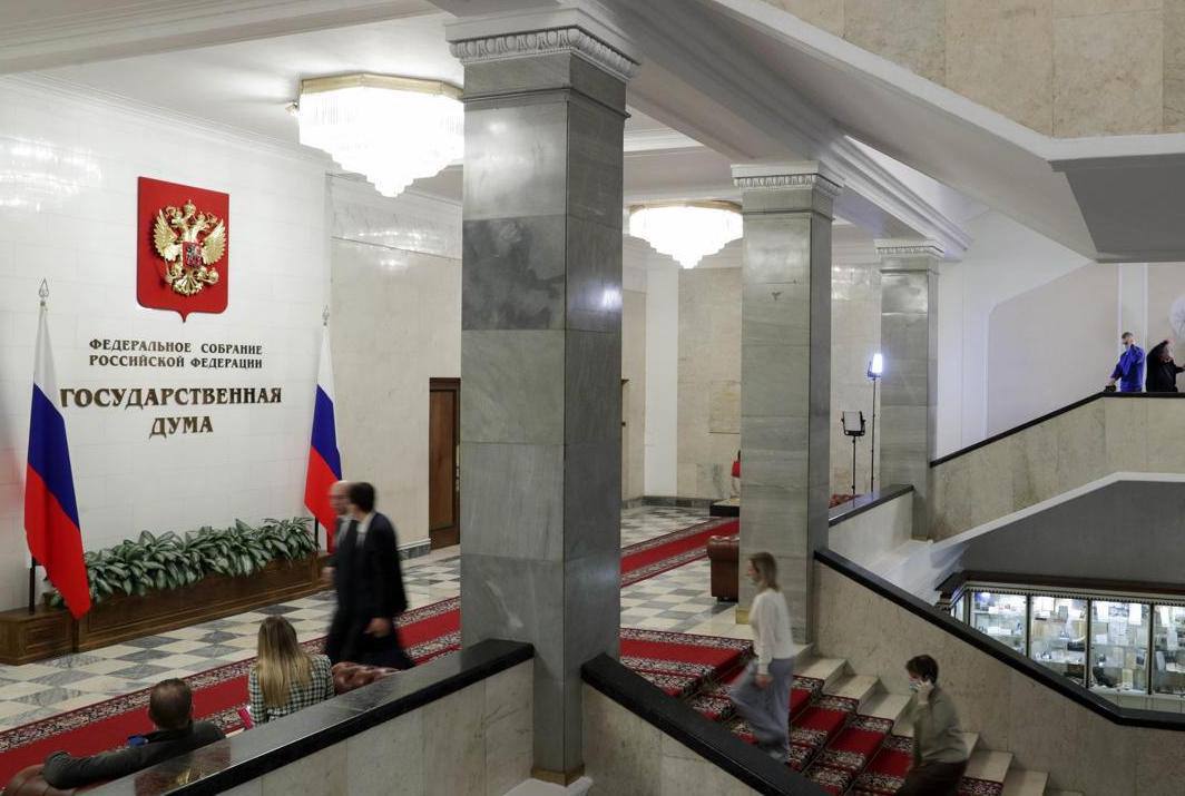 В Госдуме предложили создать единый орган по поиску деструктивного контента 24 февраля в Госдуме состоялся круглый стол по сохранению и укреплению традиционных ценностей По сообщению телеграм канала Осторожно новости во время дискуссии религиовед Игорь Иванишко заявил что в России слишком много ведомств занимаются поиском деструктивного контента и предложил создать вместо них единую организацию В советское время Главлит занимался тем что убирал из литературы контент который был направлен против советского правительства и армии Данное ведомство занималось тем что убирало всю порнографию и то что склоняло к ранней половой жизни несовершеннолетних Почему бы не заимствовать те формулировки чтобы новый орган занимался теле и радиокомпаниями по данному принципу сказал он Актер и депутат Николай Бурляев считает нужным ввести общественный контроль за детским кино Он вспомнил сериал Слово пацана Кровь на асфальте после выхода которого по словам Бурляева повысилась детская преступность и предложил вернуть институт редактуры чтобы правоохранители читали сценарии перед съемками фильмов Член общественного совета при Роскомнадзоре Андрей Цыганов в свою очередь предложил включить в законы РФ ответственность за искажение истории и понятие целомудрия Последнее по его мнению поспособствует борьбе с порнографией пропагандой эскорта и иных видов разврата   www kinometro ru news show name gosduma destructivnyikontent 24022026 Фото официальный сайт Государственной думы РФ