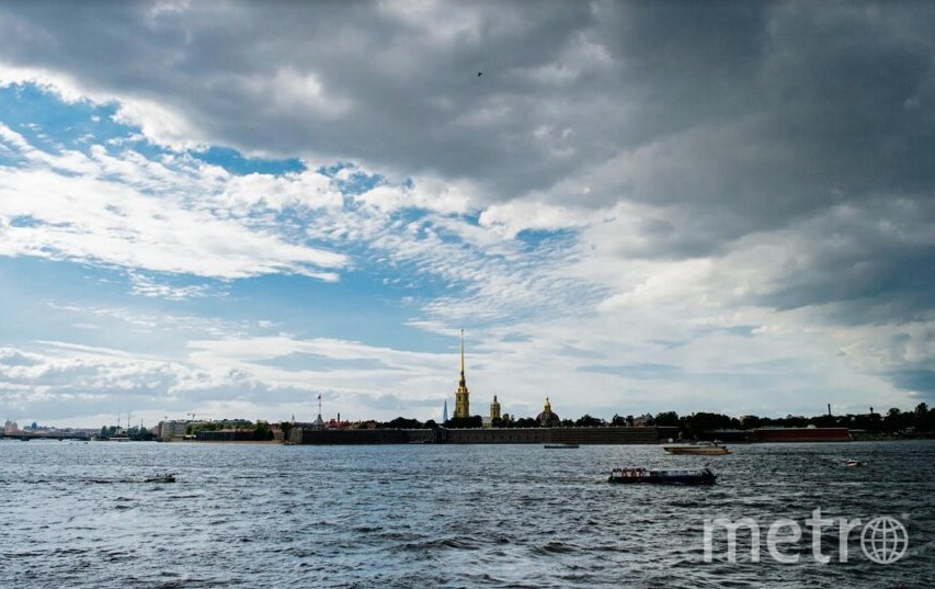 Атмосферный фронт принесёт Петербургу плюс 20 и небольшие дожди  Как сообщил 26 сентября ведущий специалист метеоцентра "Фобос" Михаил Леус, облака затянут небо над Петербургом в четверг. Пройдут кратковременные дожди, а солнце будет выглядывать реже.  "Сегодня Северная столица останется в зоне влияния холодного атмосферного фронта", – уточнил синоптик в своём Telegram-канале.  Температура воздуха составит +18…+20 градусов, Ленобласти обещают +17…+22. Ветер подует с юга со скоростью от 5-10 м/с, он будет порывистым. Атмосферное давление понизится до отметки 751 мм рт. ст. Такой показатель ниже  нормы.  В пятницу +17…+19 и временами дожди.  Фото: Алёна Бобрович