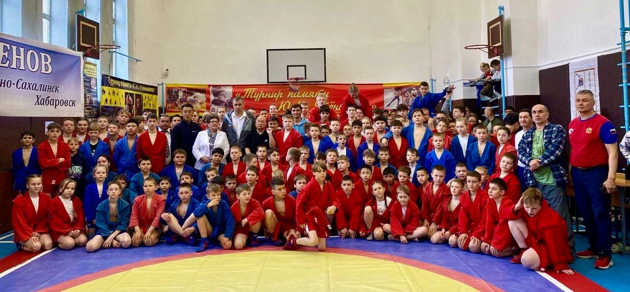 В Усть-Камчатском округе прошли спортивные мероприятия, посвящённые 80-летию Великой Победы! С 7 по 8 мая в игровом зале окружной спортшколы отделения п. Ключи прошёл закрытый турнир по самбо, собравший юных спортсменов разных возрастов и весовых категорий. Атмосфера соревнований была наполнена азартом, дружеским соперничеством и стремлением показать лучшие качества силы, выносливости и воли к победе. «Благодарим тренера-преподавателя отделения «Самбо» Олега Граченко за отличную подготовку ребят и администрацию спортивной школы за отличную организацию турнира!» - отметили сотрудники окружной спортшколы. В этот же день, 7 мая, спортивный зал спортивной школы отделения п. Усть-Камчатск принял участников товарищеских встреч по волейболу и стрит-болу 3x3. Игроки продемонстрировали высокую технику игры и командный дух. Кроме того, 26 апреля, в селе Апачи состоялся XXXXIV традиционный Камчатский турнир по самбо, посвящённый памяти ветерана камчатского спорта Юрия Николаевича Утенышева и 80-летию Великой Победы. Турнир стал важным событием, объединившим более 150 спортсменов из регионов Дальнего Востока, Кавказа и Центральной России, включая команды из Сахалина, Абхазии, Грузии, Московской, Калужской и Магаданской областей. #устькамчатскийокруг #спорт #80летПобеде