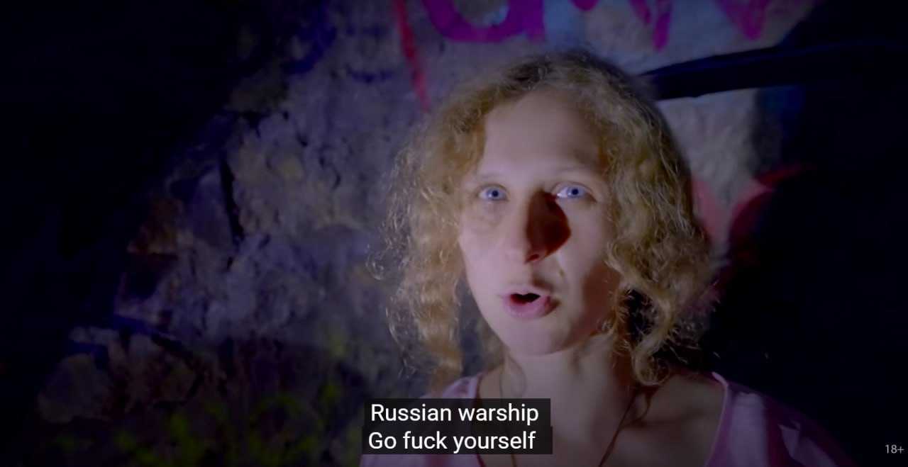Силовики провели обыски у родственников участниц Pussy Riot Марии Алёхиной и Ольги Борисовой. Об этом сообщили сами активистки «Медиазоне». К матери М. Алёхиной пришли в Москве, к родственникам О. Борисовой — в Петербурге. Одного из них вызвали на допрос как свидетеля. Обыски связаны с делом о «фейках» об армии. Обвиняемыми проходят М. Алёхина, О. Борисова, Диана Буркот, Алина Петрова и Тасо Плетнер. В феврале всех заочно арестовал московский суд. Поводом стало антивоенное видео «Мама, не смотри телевизор» и акция в мюнхенском музее «Пинакотека современности» 18 апреля 2024 года, где Pussy Riot обвинили Владимира Путина в военных преступлениях, а одна из активисток помочилась на его портрет. Стоп-кадр — клип «Мама, не смотри телевизор» /Новости