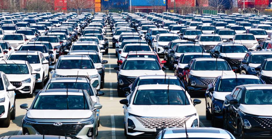 Дилеры китайских авто нашли легальный способ обхода повышенной ставки утильсбора Как выяснила База например Chery Arrizo 8 в Китае выпускаются с двигателями 186 л с Но в Россию эти же машины приезжают с моторами мощностью в 150 лошадей благодаря перепрошивке программного обеспечения Потом можно слегка подшаманить и вернуть двигателю былую мощность База посчитала что больше половины дилерских центров в Москве занимаются прошивкой ПО не только Chery но и Geely JAC и Changan и др Для самых рисковых автовладельцев есть даже объявления от частных умельцев в Сети Это никакое не мошенничество а абсолютно легальная мировая схема вы заедете к дилеру и он перепрограммирует вам автомобиль допустим со 150 до 200 лошадиных сил и он будет хорошим по состоянию автомобилем и долго прослужит пояснил автомобильный эксперт Сергей Канаев Чип тюнинг двигателя применяется уже давно Законодательно изменение мощности автомобиля таким образом не запрещено Однако желание сэкономить тем более при помощи неавторизованного сервиса несёт риски для работы авто Новые правила начисления утильсбора вступают в силу уже через три недели 1 декабря Компании по пригону авто с сегодняшнего дня стали рассчитывать утильсбор по новым правилам По старой цене привезти уже не успевают Это BAZA подписывайся