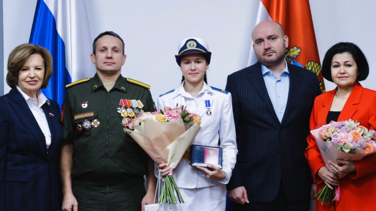 Вячеслав Федорищев и Марина Сидухина вручили медаль За проявленное мужество дочери участника СВО из Самарской области Губернатор Самарской области Вячеслав Федорищев вместе с Сенатором Российской Федерации Мариной Сидухиной вручили памятную медаль Совета Федерации За проявленное мужество дочери участника специальной военной операции Руслане Салахутдиновой Медаль За проявленное мужество это награда которой Совет Федерации в рамках проекта Дети герои отмечает детей и подростков совершивших героические поступки в экстремальных ситуациях 14 летняя Руслана Салахутдинова на протяжении почти года ухаживала за своим отцом получившим тяжелое ранение в зоне СВО Папа девочки кадровый военный Руслан Салахутдинов более 20 лет служит в одной из бригад дислоцирующихся в Самарской области Удостоен медали Жукова и ордена Мужества Всего имеет порядка 15 наград После ранения Руслан Салахутдинов проходил длительное лечение в госпиталях где все время с ним находилась его дочь Она не только заботилась о своем отце но и помогала другим раненым защитникам Отечества стала надежной опорой своей маме При этом девочка в дистанционном формате продолжала учебу На встрече с семьей Вячеслав Федорищев выразил им слова признательности и поддержки подчеркнув что их мужество и стойкость являются примером для всего региона Теплые слова поддержки семье сказала и сенатор Марина Сидухина Губернатор отметил что такие истории вдохновляют и укрепляют патриотический дух обществ Глава региона также выразил благодарность Руслану Салахутдинову за службу Большое спасибо за службу вам и всем нашим бойцам кто защищает нашу Родину Очень ценно что ваша семья поддержала вас в непростое время отметил глава региона Как отметила мама девочки именно благодаря ее стойкости и воле их семья смогла пережить тяжелое время Я очень горжусь своей дочерью В каких то моментах именно она меня поддерживала Она говорила что нам нужно быть сильными и вместе идти вперед поделилась Ирина Умарова Губернатор отметил что поддержка защитников Отечества и их семей приоритет в работе Правительства Самарской области На встрече Вячеслав Федорищев подчеркнул что семье при необходимости будет оказана дополнительная поддержка Пресс служба Правительства Самарской области ГТРК Самара MAX lВК lОК lСАЙТ