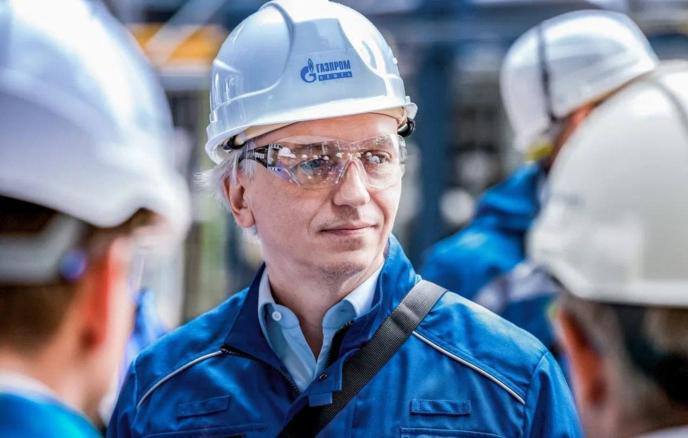 Глава Газпром нефти Александр Дюков представил долгосрочную экологическую программу компании до 2035 года основанную на трех фундаментальных принципах Компания берет на себя обязательство снижать воздействие на окружающую среду с опережением существующих нормативов заранее выявлять и устранять экологические риски а также постоянно разрабатывать и внедрять инновационные технологии и решения Ключевые цели программы К 2030 году 100 утилизация промышленных отходов с полным исключением их захоронения на полигонах К 2035 году сокращение удельных выбросов в атмосферу на 40 Принцип нулевого сброса загрязненных стоков со всех производственных объектов Эта программа демонстрирует серьезный подход компании к экологической ответственности и созданию устойчивого будущего где промышленное развитие гармонично сочетается с заботой об окружающей среде Газпром нефть уделяет особое внимание развитию возобновляемой энергетики В портфеле Газпром нефть присутствует солнечная электростанция на Омском НПЗ установленной мощностью 20 МВт а также комбинированная солнечно ветровая электростанция ЮРТА мощностью 47 5 кВт Подробнее Фото ПАО Газпром нефть Подписаться на АРВЭ