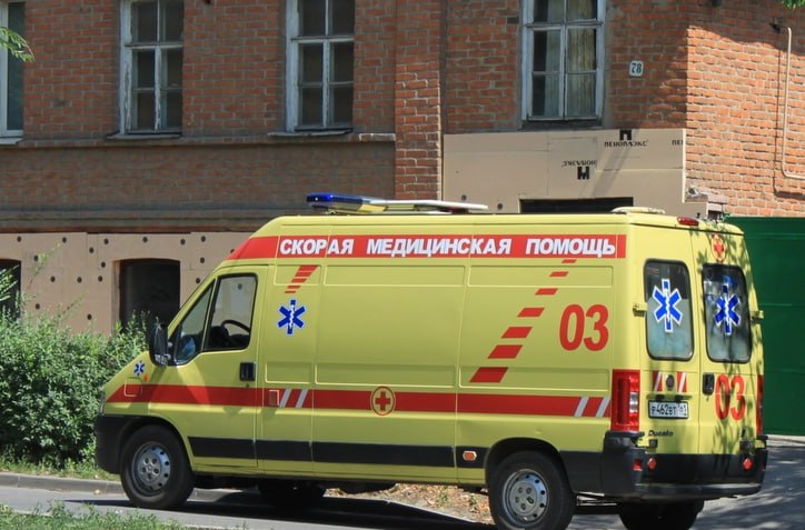 Двухлетняя девочка упала в кастрюлю с компотом в Новочеркасске В Ростовской области произошел несчастный случай: двухлетняя девочка получила серьезные ожоги, упав в кастрюлю с горячим компотом. Информацию об этом происшествии сообщили СМИ Согласно источнику, родители девочки поставили большую емкость с компотом остывать прямо на пол. Во время игры ребенок споткнулся и упал в кастрюлю. В результате инцидента девочка получила ожоги ягодиц и бедер. Бригада скорой помощи оперативно доставила пострадавшую в медицинское учреждение, где ей была оказана необходимая помощь. Подписаться на "Новости Ростова" Прислать новость