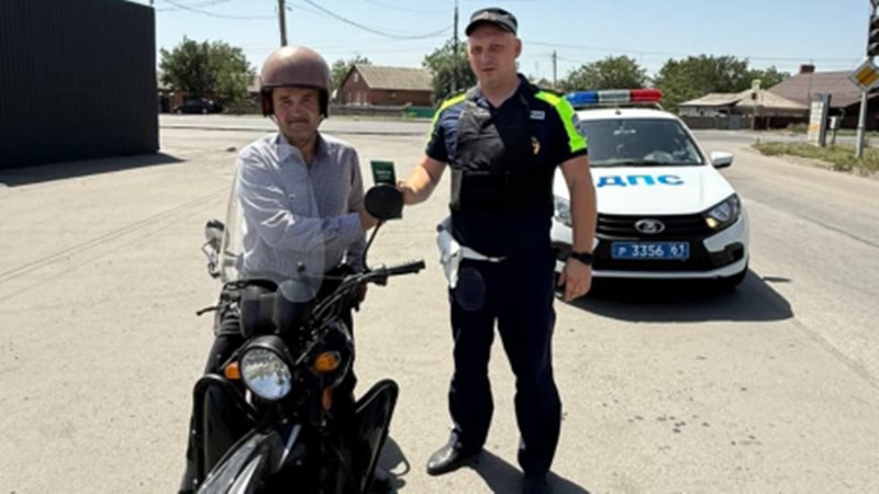ГАИ Новочеркасска усиливает контроль за мототранспортом и средствами индивидуальной мобильности Сотрудники новочеркасской Госавтоинспекции провели профилактический рейд, направленный на снижение аварийности с участием мотоциклистов и пользователей электросамокатов, гироскутеров и других средств индивидуальной мобильности. В ходе мероприятия инспекторы проверяли у водителей водительские удостоверения соответствующей категории, наличие полиса ОСАГО и регистрационные документы на транспорт. Также полицейские проводили разъяснительные беседы о необходимости использования защитной экипировки, обязательного применения застегнутого мотошлема и нанесения световозвращающих элементов на одежду. Кроме того, в Гаи напоминают о необходимости строгого соблюдения ПДД, дорожных знаков и разметки. Двигаться следует только по крайней правой полосе и обязательном включении ближнего света фар. Всем участникам дорожного движения вручаются информационные листовки с рекомендациями по безопасной эксплуатации мототранспорта.