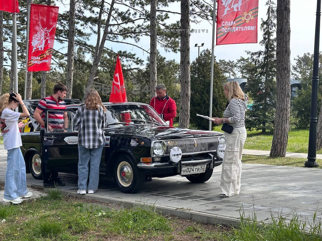 В Севастополе открылась выставка ретро автомобилей «Эхо советских дорог» Любители отечественного автопрома собрались в мемориальном комплексе «Сапун-гора». Они возложили цветы в память о погибших во время Великой Отечественной войны. И отправились в юбилейное 10-е авторалли «Нахимов». Протяженность маршрута - тысяча киломентров. Легендарный 24 Севастополь
