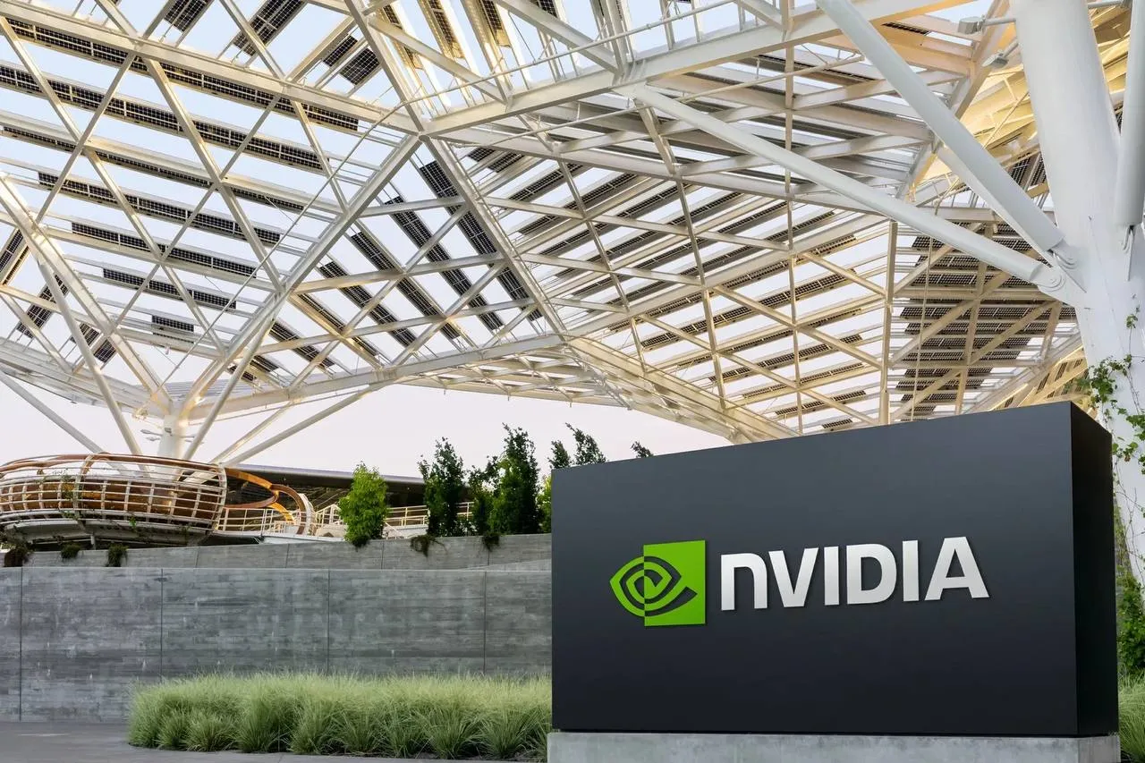 Nvidia вложит 500 млн в заводы Corning для выпуска оптоволокна в США Новые производственные площадки разместятся в двух штатах Северной Каролине и Техасе Предприятия займутся выпуском оптоволокна которое будет использоваться в центрах обработки данных Как отметили стороны благодаря этим инвестициям производственные мощности Corning по выпуску оптоволоконной продукции в Соединённых Штатах увеличатся в полтора раза Инвесторы позитивно отреагировали на новость о партнёрстве На предварительных торгах в среду акции Corning подскочили на 18 С начала текущего года капитализация компании почти удвоилась и достигла отметки в 139 5 млрд долларов   Подпишись на MASHNEWS в МАХ