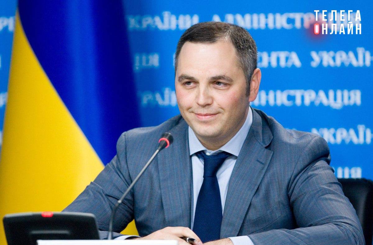 Достали с Родины? Испанские СМИ сообщают, что известного украинского юриста, бывшего советника президента Януковича Андрея Портнова застрелили близ Мадрида, когда он отвозил детей в школу. На Украине его обвиняли в «пророссийскости» и внесли на «Миротворец». Кроме того, он много критиковал Демпартию США и попал под санкции Вашингтона. Погибший также много судился с украинскими СМИ и, по непроверенным данным, занимался расследованием коррупционных дел прошлого президента Порошенко.