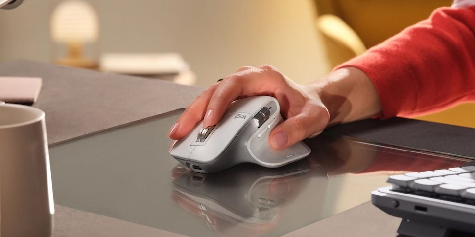 Logitech случайно сломала свои мышки и клавиатуры по всему миру 7 января у пользователей Logitech на Mac перестали работать настройки мышек и клавиатур Причиной стал сбой приложения Options компания не продлила сертификат Apple из за чего слетели все кастомные команды и не работали дополнительные боковые клавиши мышек Спустя более 12 часов Logitech выпустила фикс который нужно установить вручную Пользователей Windows проблема не затронула