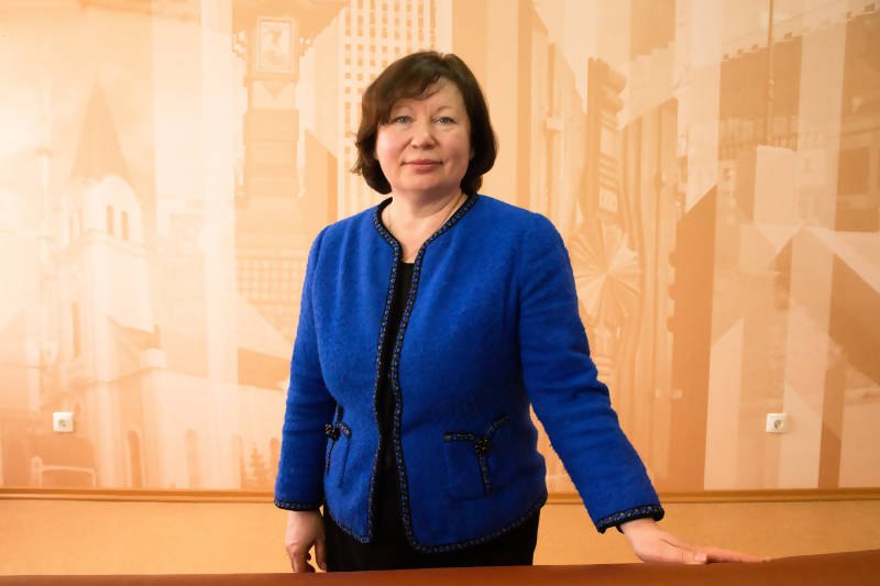 Цены почти на всё взлетят в 2026 году По подсчётам аналитиков подорожают Алкоголь 10 17 Айфоны и макбуки рост цен от 70 за устройство Бытовая техника и электроника 5 10 сильнее всего в бюджетном сегменте Кофе около 25 сигареты 15 20 рублей за пачку Новые автомобили 10 20 подержанные электрокары и гибриды 15 20 бензиновые авто с пробегом около 5 Техосмотр с 1 января в среднем 9 7 Квартиры на вторичном рынке до 12 Электроэнергия в среднем 15 2 Услуги связи 5 10 у 96 операторов Лечение зубов до 50 Абонементы в фитнес клубы 15 Департамент экономики мэрии готов к таким повышениям в полном объеме