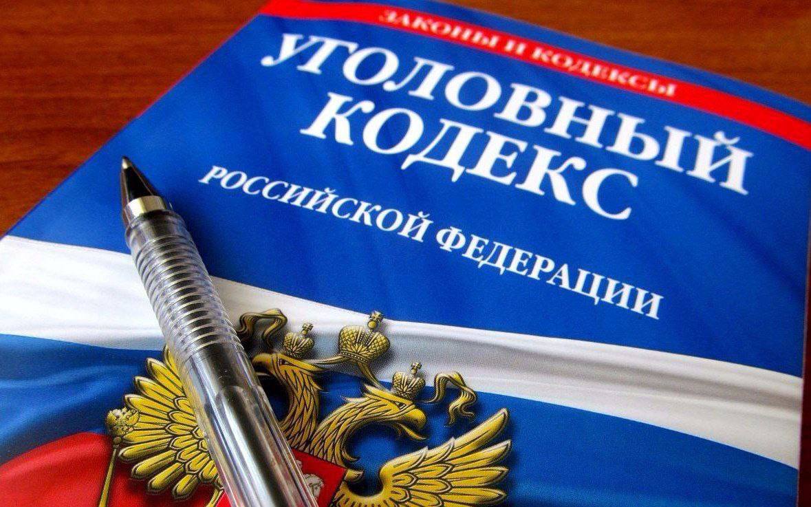 В Бурятии перед судом предстанут обвиняемые в мошенничестве при получении субсидии в особо крупном размере Следственной частью СУ МВД по Республике Бурятия завершено расследование уголовного дела в отношении двух участников производственного кооператива которые обвиняются в мошенничестве в особо крупном размере при получении государственных субсидий в сфере агропромышленного комплекса Они обвиняются в совершении 7 преступлений предусмотренных частью 4 статьи 159 Уголовного кодекса Российской Федерации Противоправная деятельность пресечена в прошлом году сотрудниками Управления ЭБ и ПК МВД Бурятии Организатором криминальной схемы являлся 76 летний учредитель фирмы который вовлёк в незаконную деятельность свою 56 летнюю гражданскую супругу Следствием установлено что в период с 2021 по 2024 года руководители крестьянско фермерского хозяйства обратились с заявлением на получение субсидий для компенсации части затрат в проведении комплекса агротехнологических работ повышении уровня экологической безопасности сельскохозяйственного производства а также на повышение плодородия и качества почв стимулирование увеличения производства продукции растениеводства В указанный период супруги предоставляли в Министерство сельского хозяйства и продовольствия Республики Бурятия подложные документы содержащие недостоверные сведения В результате незаконных действий обвиняемые похитили из бюджета республики на общую сумму более 33 миллионов рублей которые составили разницу между первоначальным размером гранта и полученным по фиктивным договорам В ходе обысков изъято оборудование документация и другие предметы имеющие доказательственное значение Также были обнаружены и изъяты наркотические вещества гашиш общей массой 21 15 граммов По данному факту возбуждено уголовное дело по признакам преступления предусмотренного ч 1 ст 228 УК РФ за незаконное хранение наркотиков В настоящее время материалы уголовного дела с утвержденным обвинительным заключением направлено в Железнодорожный районный суд г Улан Удэ для рассмотрения по существу Фигуранты находятся под подпиской о невыезде и надлежащем поведении МВД Бурятии