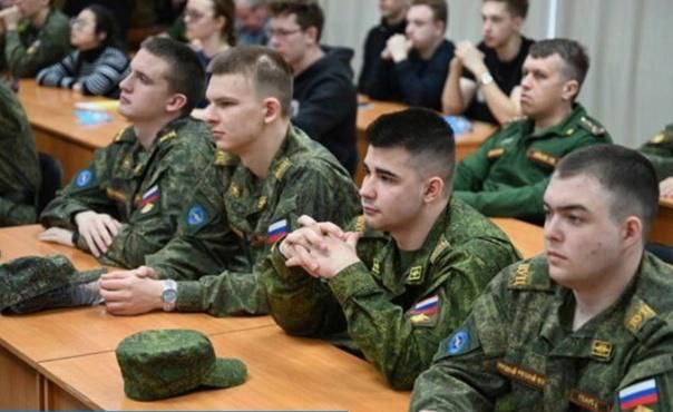 В Госдуму внесут законопроект, позволяющий участникам СВО бесплатно получить второе средне-специальное и высшее образование. Если закон примут, прошедшие спецоперацию военные смогут поступать в колледжи или вузы на конкурсной основе, что не потребует дополнительных затрат федерального бюджета. Ветераны смогут выбрать новую специальность, не беспокоясь о финансовой нагрузке. Этот шаг поможет героям СВО адаптироваться к гражданской жизни, а также и станет примером заботы государства о тех, кто отдал долг Родине, — сообщил РИА Новости соавтор проекта, первый зампред думского комитета по контролю Дмитрий Гусев.