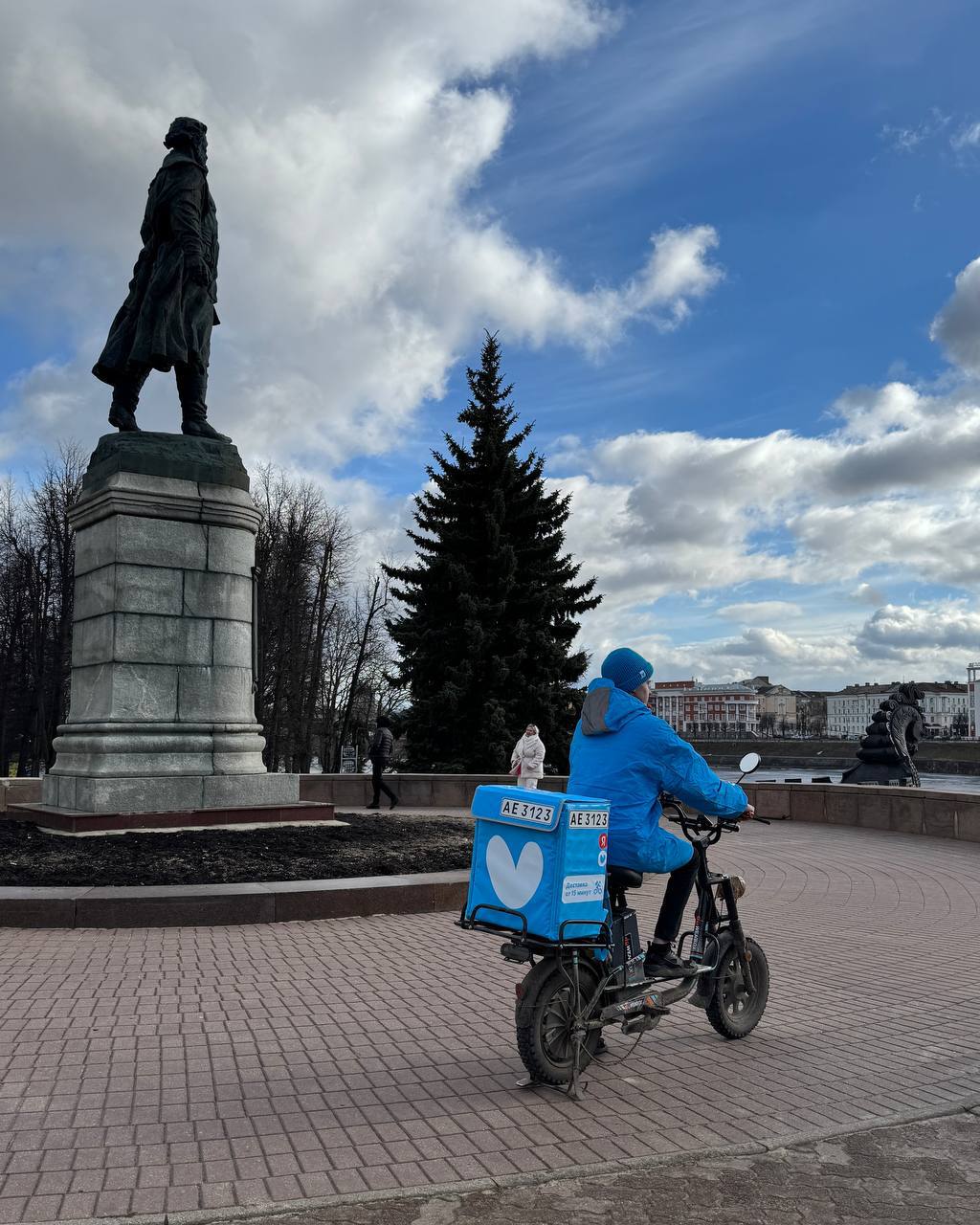 В Тверь пришёл сервис доставки продуктов Яндекс Лавка  Сервис позволяет доставить продукты и горячую еду за период времени от 15 минут. На данный момент Яндекс Лавка покрывает Центральный и Московский районы города. В Заволжском районе планируется запустить работу сервиса до конца марта.  До конца года сервис откроет шесть дарксторов. В некоторых из них появятся дарккитчены — кухни, на которых блюда доготавливают перед доставкой, чтобы привезти их горячими. Совсем скоро в Лавке также появятся товары от локальных, то есть местных производителей. В первую очередь это будут молочные и мясные изделия, хлеб и другие свежие продукты.