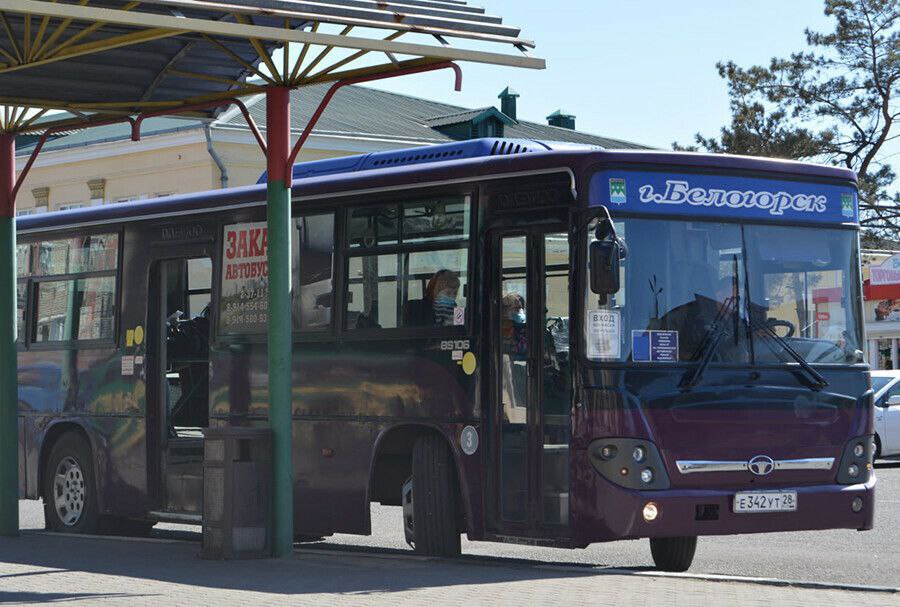 Все водители уволились с автобусного маршрута в Белогорске В Белогорске возникла проблема с маршрутом 6 который обслуживает микрорайон Зеленый городок в котором проживают более 1 5 тысячи человек Конкурсы на выполнение работ связанных с осуществлением регулярных перевозок пассажиров и багажа автомобильным транспортом по регулируемым тарифам на муниципальном маршруте 6 Ж д вокзал База 3 объявляли несколько раз Однако желающих принять участие в процедурах не нашлось Ранее с пассажироперевозчиком велись постоянные переговоры о возможности продолжения работы рассказала специалист управления ЖКХ Оксана Чалая А в последнее время участились еще и случаи негативного отношения жителей микрорайона к водителям Об этом рассказали в диспетчерской службе На маршруте водители работали посменно в их числе были и привлеченные иностранные граждане На прошлой неделе два водителя написали заявления об увольнении 6 сентября еще один сообщили в администрации города По данным пассажироперевозчика поставить на маршрут в настоящее время некого В целом в Белогорске срочно требуются 8 водителей для работы на городских автобусных маршрутах В управлении ЖКХ изыскиваются возможности обеспечения транспортного сообщения к этому микрорайону добавила Оксана Чалая Подписывайтесь на Amur life