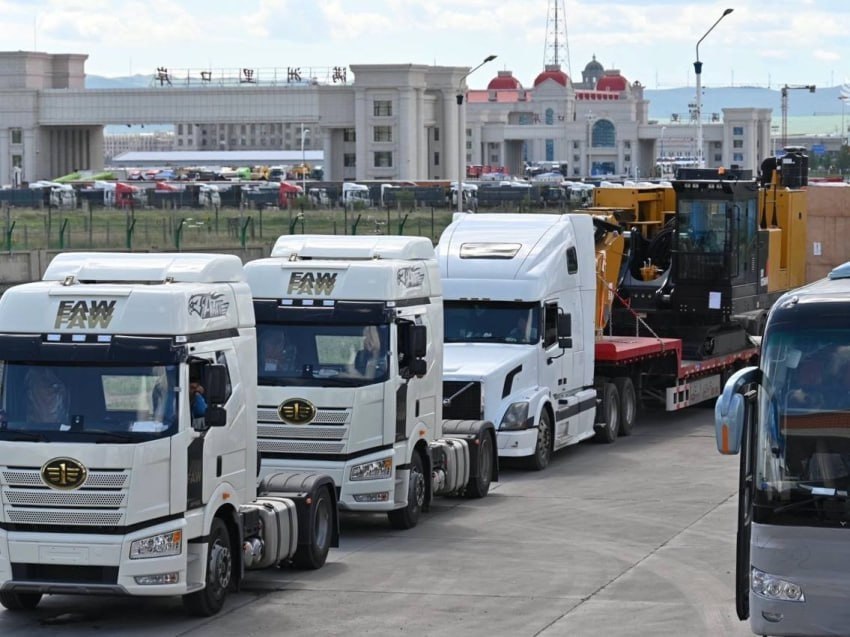 На пункте пропуска в Забайкальске не наблюдается скопления транспортных средств  ⏺Об этом во время оперативного совещания 25 ноября сообщила министр по социальному, экономическому, инфраструктурному, пространственному планированию и развитию Забайкальского края Альбина Корешкова.   «Что касается ситуации на российско-китайской, российско-монгольской границе. Здесь у нас все работает в штатном режиме. В настоящее время скопления транспортных средств на границе не наблюдается», — отметила руководитель министерства Альбина Корешкова.  ⏺Согласно данным, через МАПП Забайкальск за прошедшую неделю прошло 5137 транспортных средств, что на 1,5 тысяч больше аналогичного периода 2023 года. Через МАПП Соловьевск на границе России и Монголии за прошедшую неделю прошло 69 транспортных средств.  ⏺Движение негабаритного транспорта через МАПП Забайкальск осуществляется в штатном режиме. Это подтвердила сегодня Федеральная таможенная служба России. По информации Росгранстроя ремонт объектов и дорожного монолитного покрытия в автомобильном пункте пропуска Забайкальск завершен. Движение пассажирского транспорта осуществляется в штатном режиме по полосам пассажирского направления.   Напомним, МАПП «Забайкальск» - крупнейший российско-китайский погранпереход. С 1 сентября 2023 года здесь работает электронная очередь для грузовых машин.  ⏺За 2023 год на МАПП «Забайкальск» пропущены 141 тысяч большегрузов и 500 тысяч физических лиц. Сейчас пост работает круглосуточно. В 2024 году в среднем за сутки таможенники оформляют здесь более 600 грузовых машин, около 90 автобусов и 2,3 тысячи пассажиров.     Подписывайтесь: