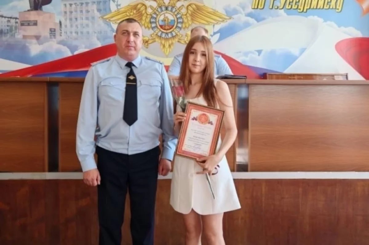 Полиция Уссурийска поблагодарила 15-летнюю Кристину Кухарь за спасение четырёхлетнего ребёнка с карниза окна на третьем этаже       Мальчик остался дома один — мать ненадолго вышла вынести мусор, оставив открытой дверь на балкон       Школьница вызвала полицию  , МЧС   и скорую помощь   и всё время поддерживала разговор с ребёнком, чтобы он не сорвался вниз.    Полиция провела с матерью профилактическую беседу и привлекла её к административной ответственности     #Полиция #Уссурийск #Спасение #Дети #Безопасность #Приморье #Новости  Подробнее