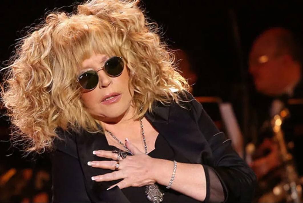 Многие россияне считают Пугачеву иноагентом Так показал опрос ВЦИОМ Больше 40 россиян считают иноагентов врагами и предателями 28 респондентов ассоциируют словосочетание иностранный агент с предательством страны и образом врага народа 13 с диверсиями и шпионской деятельностью В тройку самых узнаваемых иноагентов вошли Максим Галкин Андрей Макаревич и Моргенштерн Также опрошенные часто называли Аллу Пугачеву хотя статуса иноагента у нее нет согласны с опрошенными Лучше и не скажешь Подписаться